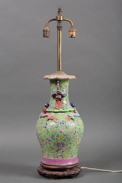 null Chine
Vase balustre monté en lampe, en porcelaine émaillée polychrome sur fond...