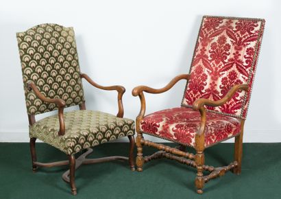 Lot including : 
- A natural wood armchair...