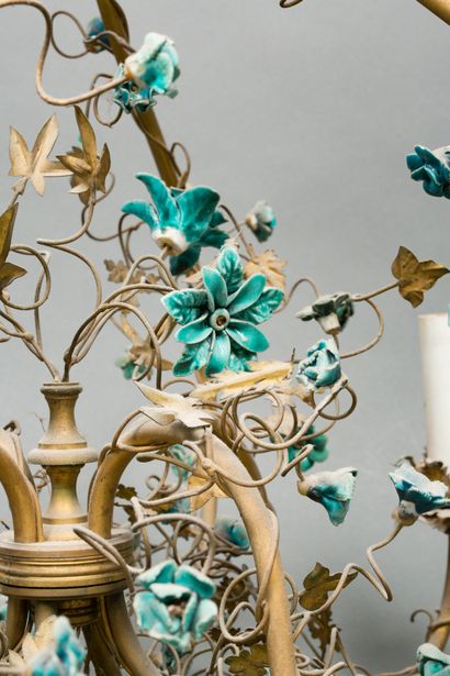 null Lustre cage en métal doré à décor de fleurs en enroulement, fleurs en céramiques...