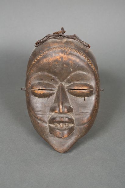 null Masque de type Guere, Côte d’Ivoire
Bois à patine brune, métal
H. 21 cm 

Frais...