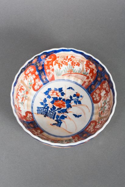 null Chine
Coupe en porcelaine Imari à décor de paysages dans des réserves 
H. 9...