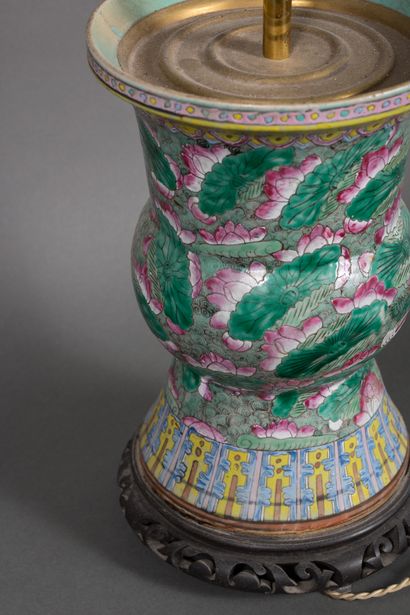 null Chine 
Vase GU en porcelaine à décor d'émaux polychromes figurant des fleurs...