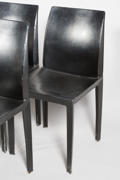 null POLTRONA FRAU Editeur
Suite de 6 chaises en bois gainé de cuir noir.
83 x 42...