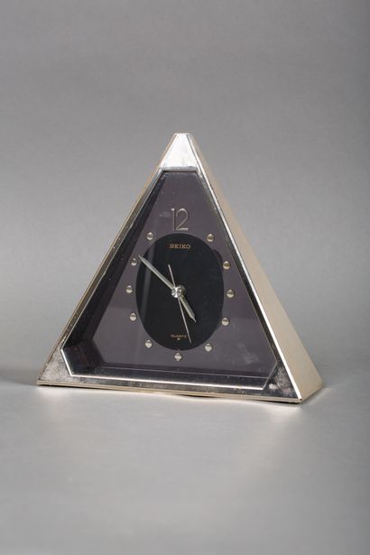null SEIKO 
Pyramid shaped clock in plexiglas and PVC
Quartz movement 
H. 20 cm 

Judicial...