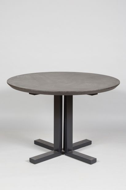 null Table ronde, plateau en résine et piètement en métal laqué noir
75 x 110 cm...