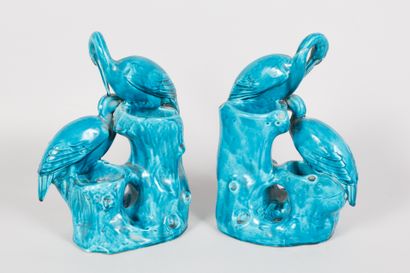 null Chine
Paire de vases en faïence émaillée turquoise figurant des hérons
H. 26...