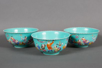 null Chine XXème 
Trois bols en porcelaine émaillée à fond turquoise à décor de personnages...