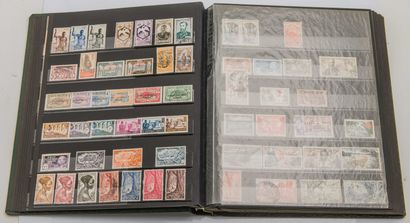 null Lot de deux albums comprenant des timbres des ex colonies avant et après indépendance...