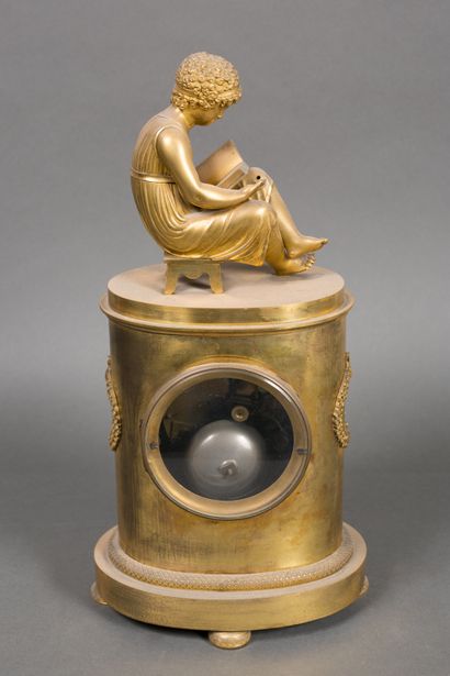 null Pendule borne en bronze doré à décor de lyres et de plamettes, surmontée d'une...