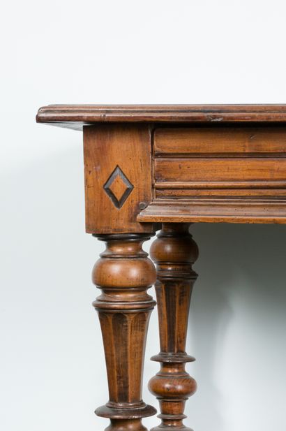null Table en bois mouluré ouvrant par un tiroir en ceinture, piètement en bois tourné...