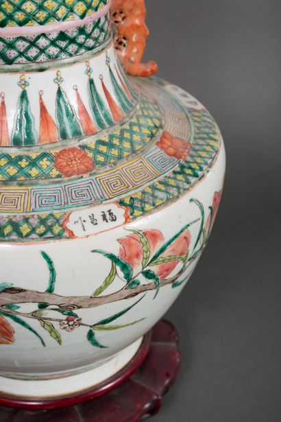 null Chine 
Important vase de forme balustre en porcelaine à décor d'émaux de la...