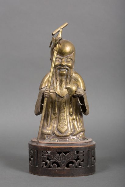 null Chine 
Statuette en laiton doré repoussé figurant un sage tenant la pêche de...