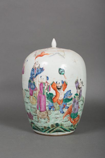 null Chine 
Pot à gingembre couvert en porcelaine émaillée polychrome à décor de...