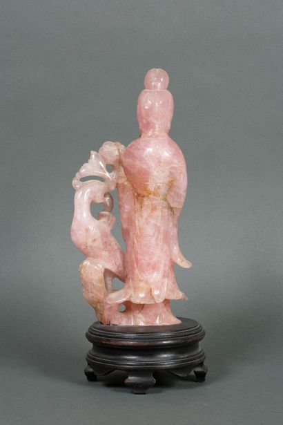 null Chine
Groupe en quartz rose sculpté figurant une femme et son enfant et un paon,...