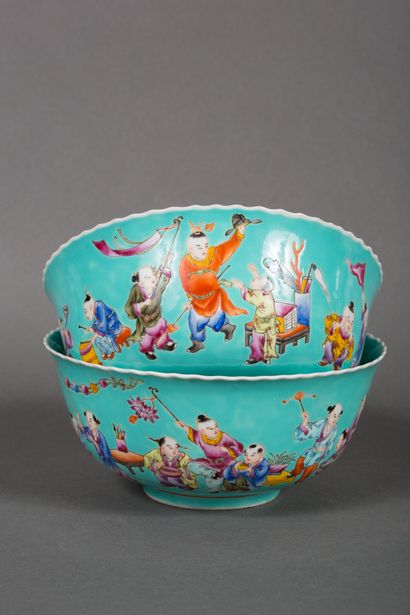 null Chine XXème 
Trois bols en porcelaine émaillée à fond turquoise à décor de personnages...
