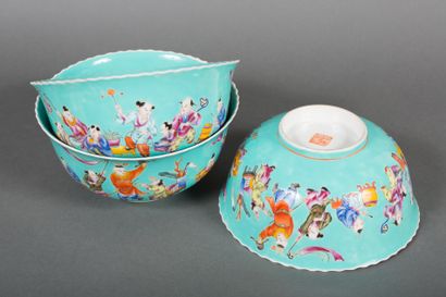 null Chine XXème 
Trois bols en porcelaine émaillée à fond turquoise à décor de personnages...