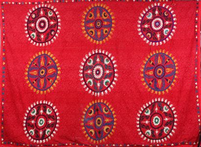 null OUZBEKISTAN, XXème siècle 
Suzani en soie brodée sur coton 
173 x 249 cm