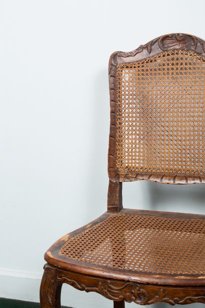 null Lot comprenant : deux chaises à fond de cannes en bois mouluré et sculpté, réunis...