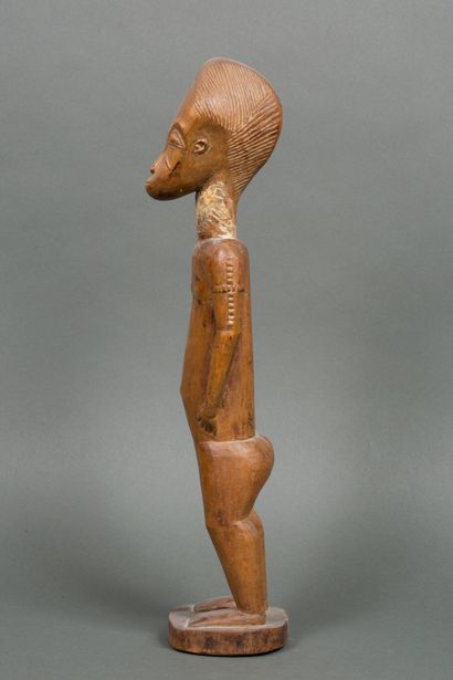 null Statue masculine Baoule, Côte d’Ivoire
Bois à patine brun clair 
H. 46 cm
Restaurations...