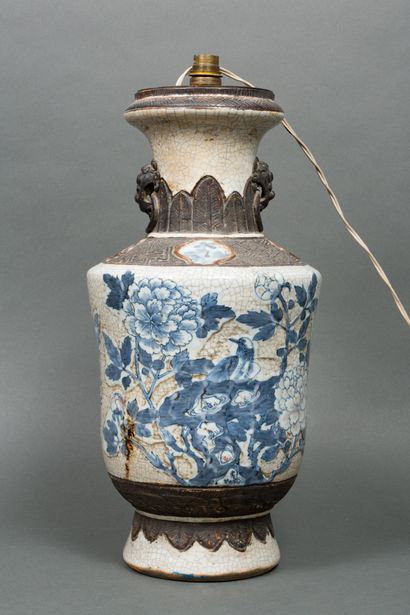 null Chine
Vase balustre en porcelaine de Nankin à décor de animé de personnages...