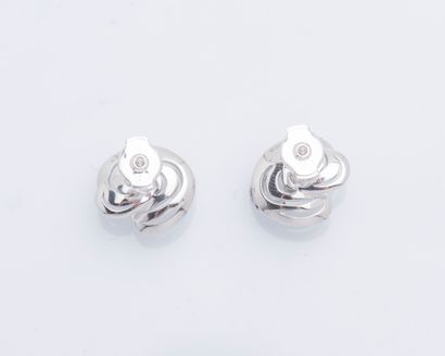 TTF Paire de boutons d’oreilles volute en or gris 18 carats (750 ‰) serti chacun...