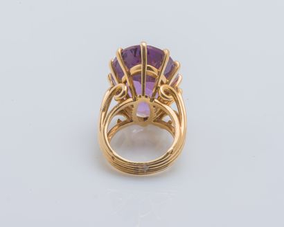 null Important 18K yellow gold ring (750 ‰) adorned with an oval amethyst calibrating...