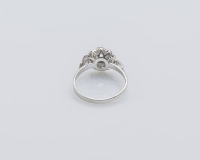 null Bague fleur en or gris 18 carats (750 ‰) sertie d’un diamant rond de 0,2 carat...