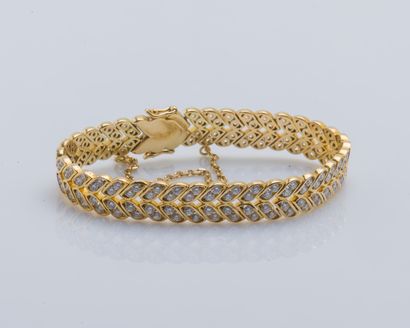 null Bracelet ruban souple en or jaune 18 carats (750 ‰) les maillons épis sertis...