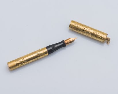 WATERMAN’S US Petit stylo plume Ideal, le corps et le capuchon en métal plaqué or...