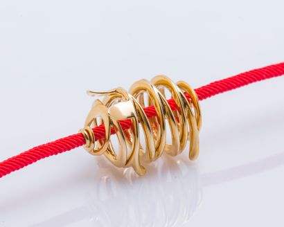 TTF Bracelet formé d’un pendentif dessinant un cochon en fils d’or en or jaune 18...