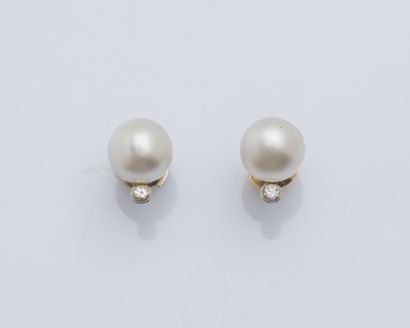null Pair of 18K (750 ‰) white gold ear studs each set with a cultured pearl approximately...