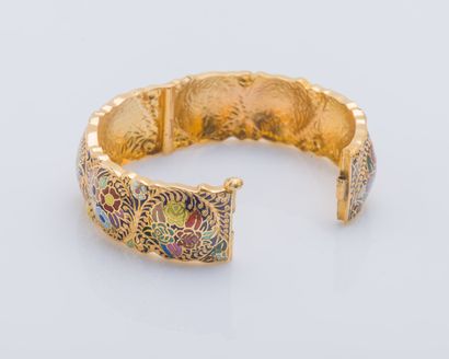 null 18K yellow gold (750 ‰) opening bangle bracelet decorated with flowers in cloisonné...