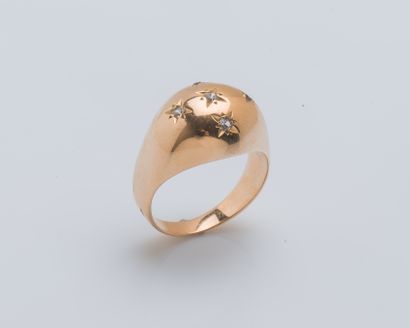 null Cambered ring in 18-karat yellow gold (750 ‰) set with five white stones in...