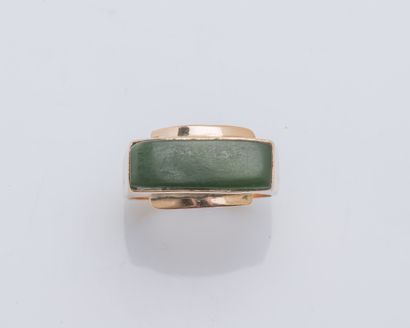 null 14K yellow gold (585 ‰) signet ring adorned with a nephrite jade plaque.
Finger...