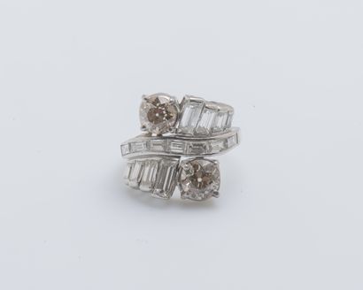 null Bague en platine (950 ‰) iridié ornée d’une ligne sinueuse de diamants baguette...