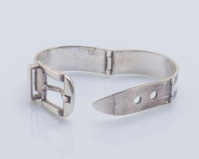 GUCCI vers 1970
Bracelet en argent (925 millièmes) stylisant une ceinture décorée...