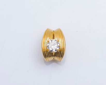 TTF Pendant link in 18K yellow gold (750 ‰) finely gadrooned and set with a 0.50...