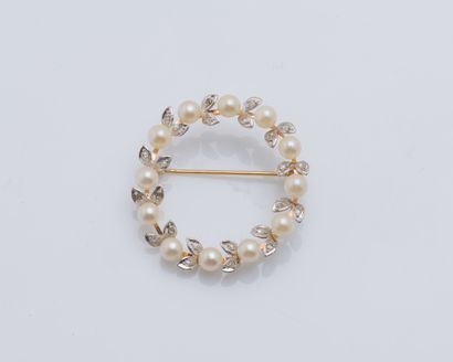 null Broche couronne en or jaune et or gris 18 carats (750 ‰) ornée de perles de...
