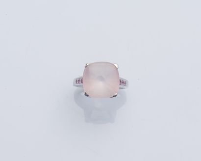 MAUBOUSSIN Bague en or gris 18 carats (750 ‰) sertie d’un quartz rose carré épaulé...