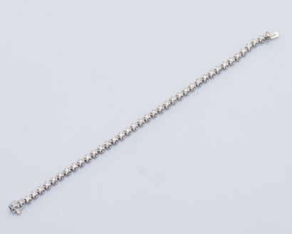 null Bracelet ligne en or gris 18 carats (750 ‰) serti de 39 diamants taillés en...