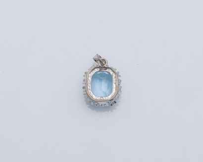null Silver pendant (925 thousandths) set with a synthetic blue stone in a circle...