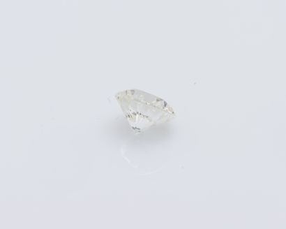 null Un diamant taillé en brillant sous pli pesant 0,71 carat.