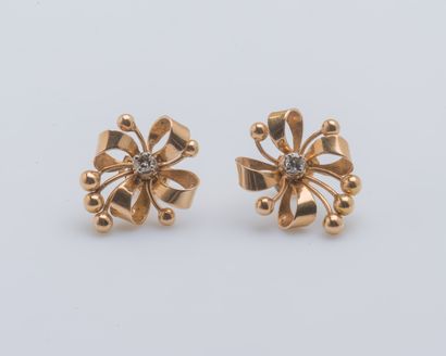 null Pair of 18K yellow gold (750 ‰) ear studs stylizing flowers with gold balls...