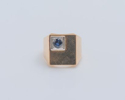 null Ring signet ring in 18K yellow gold (750 ‰) the rectangular bezel decorated...
