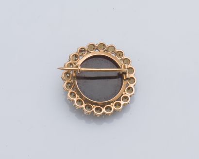 null 18K (750 ‰) rose gold brooch set with a round two-tone agate cameo depicting...