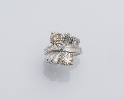 null Platinum (950 ‰) iridescent ring adorned with a sinuous line of baguette diamonds...