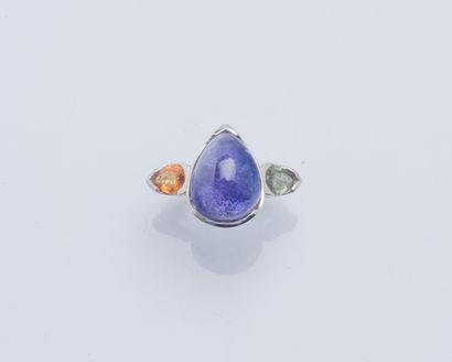 null Bague en or gris 14 carats (585 ‰) sertie d’un important cabochon de tanzanite...