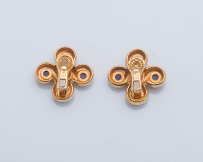 CHANEL Pair of 18K yellow gold (750 ‰) ear clips drawing a Celtic knot set with five...