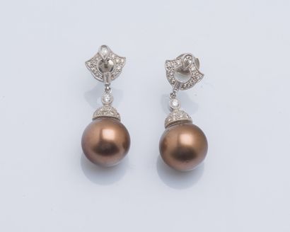 null Paire de pendants d’oreilles en or gris 18 carats (750 ‰) dans le goût Art Déco,...