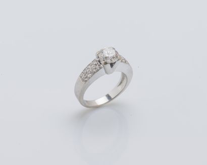 null Bague solitaire en or gris 18 carats (750 ‰) sertie d’un diamant taillé en brillant...